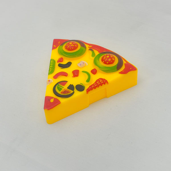 plastik oyuncak pizza üzerine çok renkli tampon bsakı
